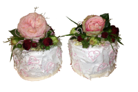 Zwei kleine weiße Hochzeitstorten mit Rosen