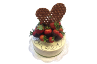 Hochzeitstorte mit Erdbeeren und Schokoladenherz