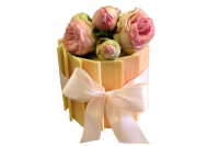 Hochzeitstorte mit Schokoladenstäben, Schleife und Rosen