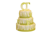 Dreistöckige Hochzeitstorte mit Buchstaben-Aufsatz