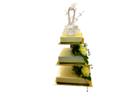 Dreistöckige Hochzeitstorte auf Etagere mit Schwänen und Blütenranken